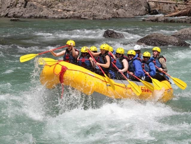 Kullu Valley: Rafting and Paragliding on the Himachal Trips